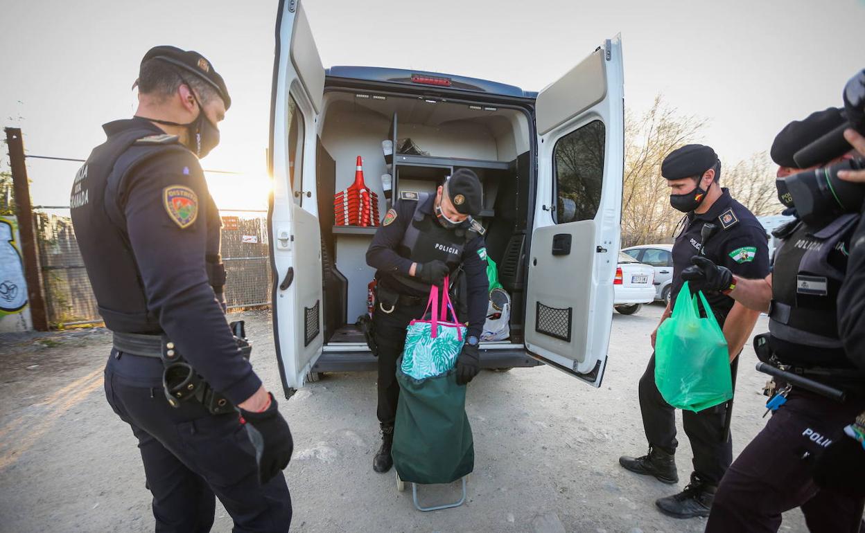 La Polic A Local De Granada Disuelve Un Botell N De Personas Junto